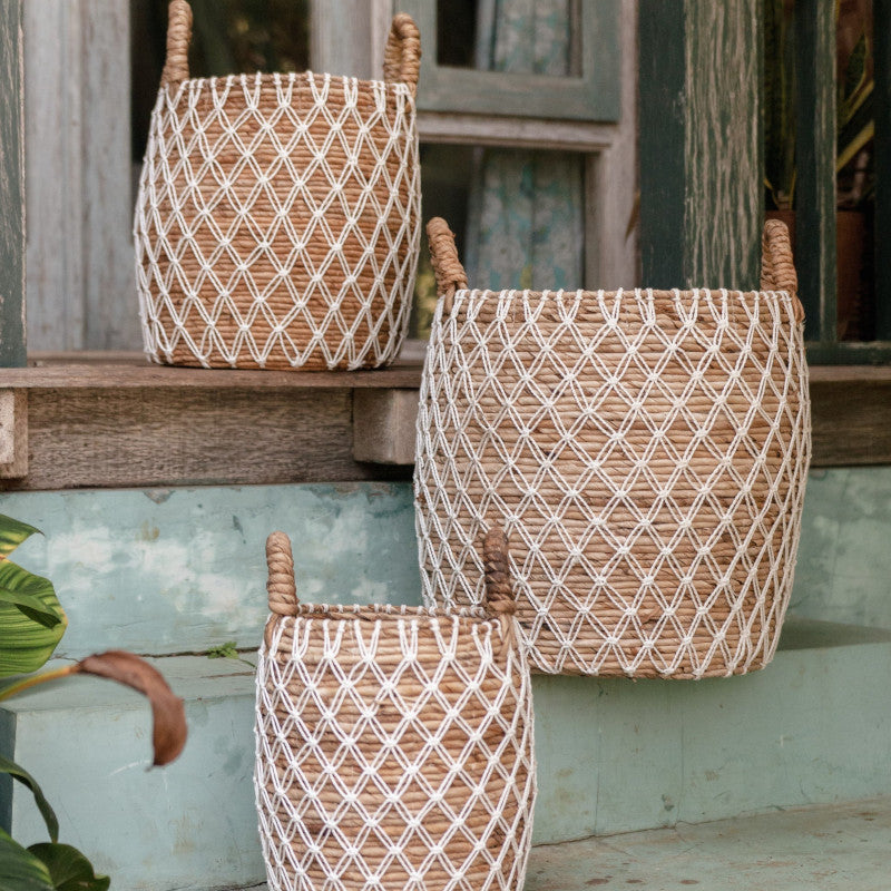 Korb "Kubu" aus Makramee: Der Wäschekorb/Pflanzkorb im Boho-Stil ist ein stilvoller Dekokorb.