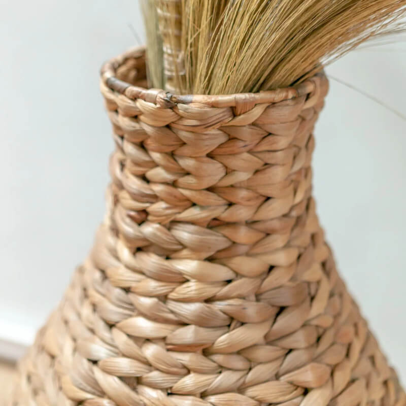 Korbvase "Dayana": Die hohe Bodenvase im Boho-Stil aus geflochtener Wasserhyazinthe ist ein stilvolles Dekorationsobjekt.