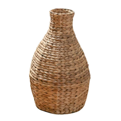 Korbvase "Dayana": Die große Bodenvase im Boho-Stil aus geflochtener Wasserhyazinthe ist ein stilvolles Dekorationsobjekt.