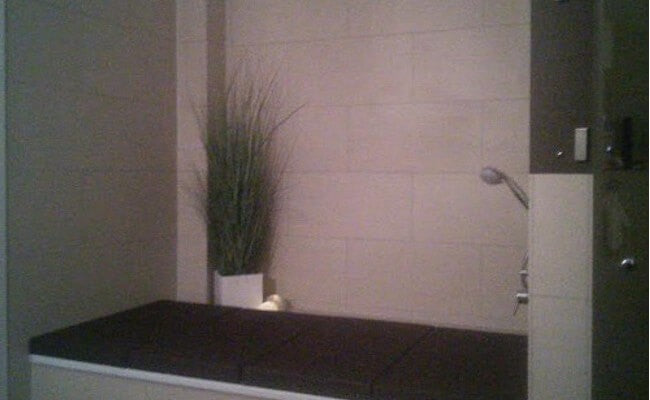 Kundenmeinungen und Kundenfoto Dawelba – Flach gepolsterte Badewannenabdeckung beim Kunden, gepolstert