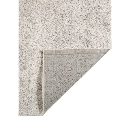 Teppich Abu in Grau-Creme mit weicher Struktur und zeitgemäßem Design.