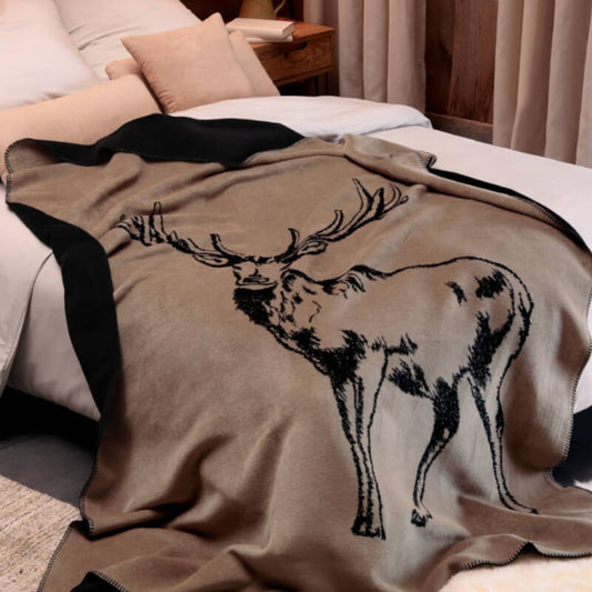 Kuscheldecke mit Hirsch Motiv in Braun und Schwarz – Alpen Chic Decke von Biederlack Deer