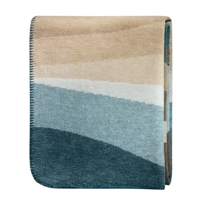 Kuscheldecke Iceland Horizon gefaltet, Landschaftsmuster in Blau, Beige und Grüntönen
