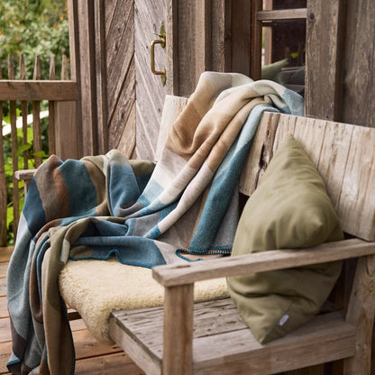 Kuscheldecke Iceland Horizon als Sofadecke auf einer Bank im Outdoor-Wohnbereich