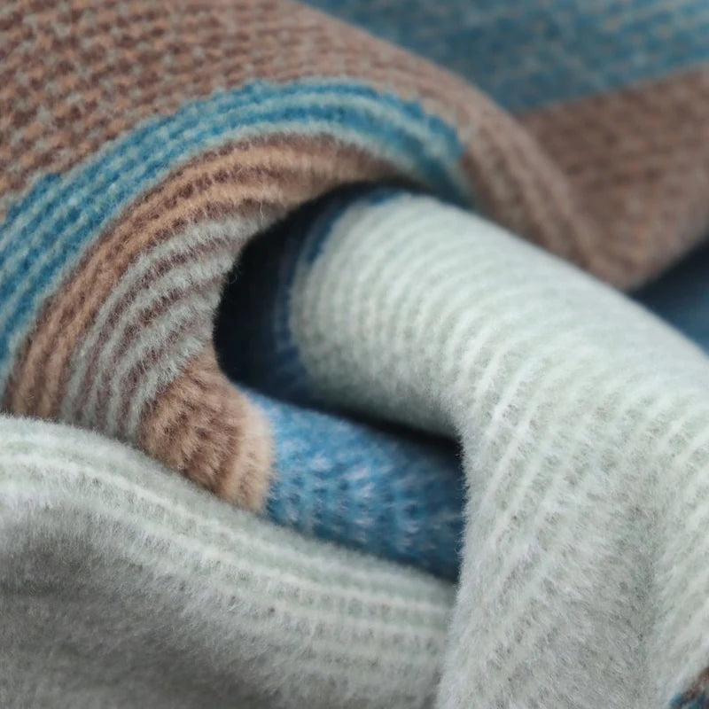 Kuscheldecke Iceland Horizon, Nahaufnahme des weichen Baumwoll-Mischgewebes mit Streifendetail