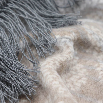 Nahaufnahme Kuscheldecke grau – Fransendecke mit orientalischem Muster im Detail