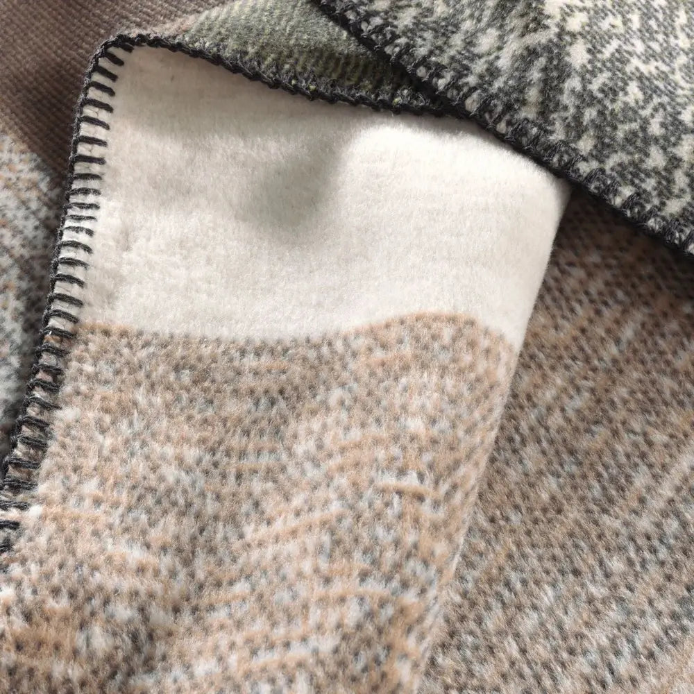 Kuscheldecke mit Muster Nordic Rock – Wohndecke 150 x 200 cm
