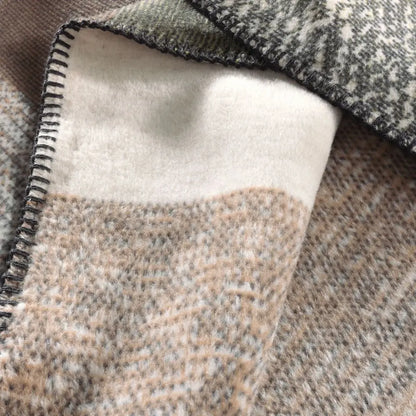 Kuscheldecke mit Muster Nordic Rock – Wohndecke 150 x 200 cm
