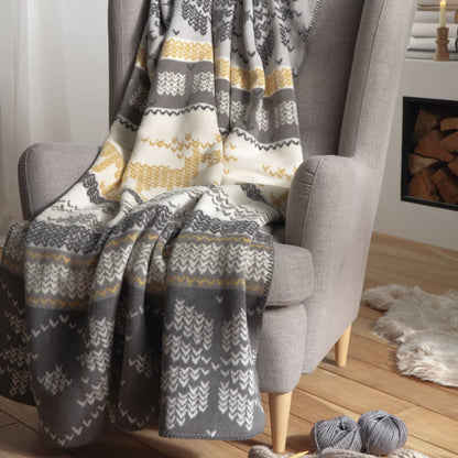 Kuschelige Schmusedecke mit Motiv im Alpen Chic – mehrfarbige Winter Knit Kollektion von Biederlack
