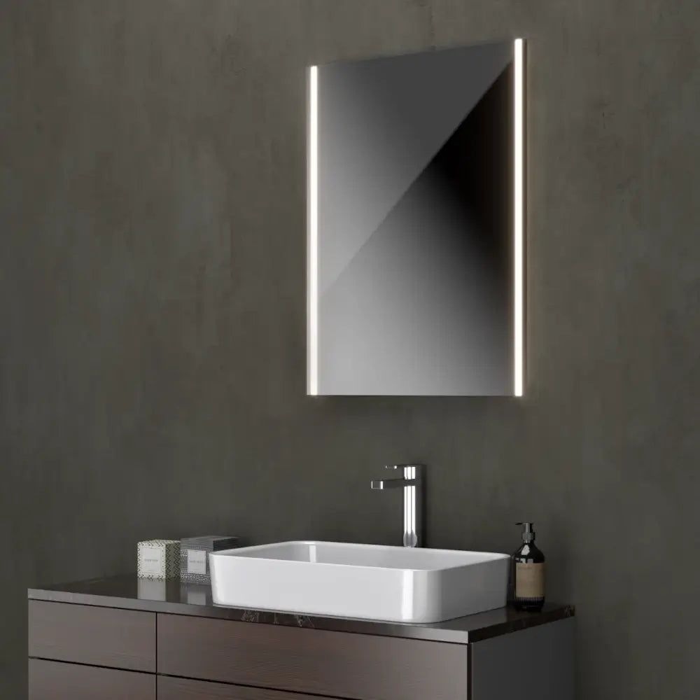 LED-Badspiegel Acuto mit seitlicher Beleuchtung als Maßanfertigung – moderner und stilvoller Spiegel für das Badezimmer.