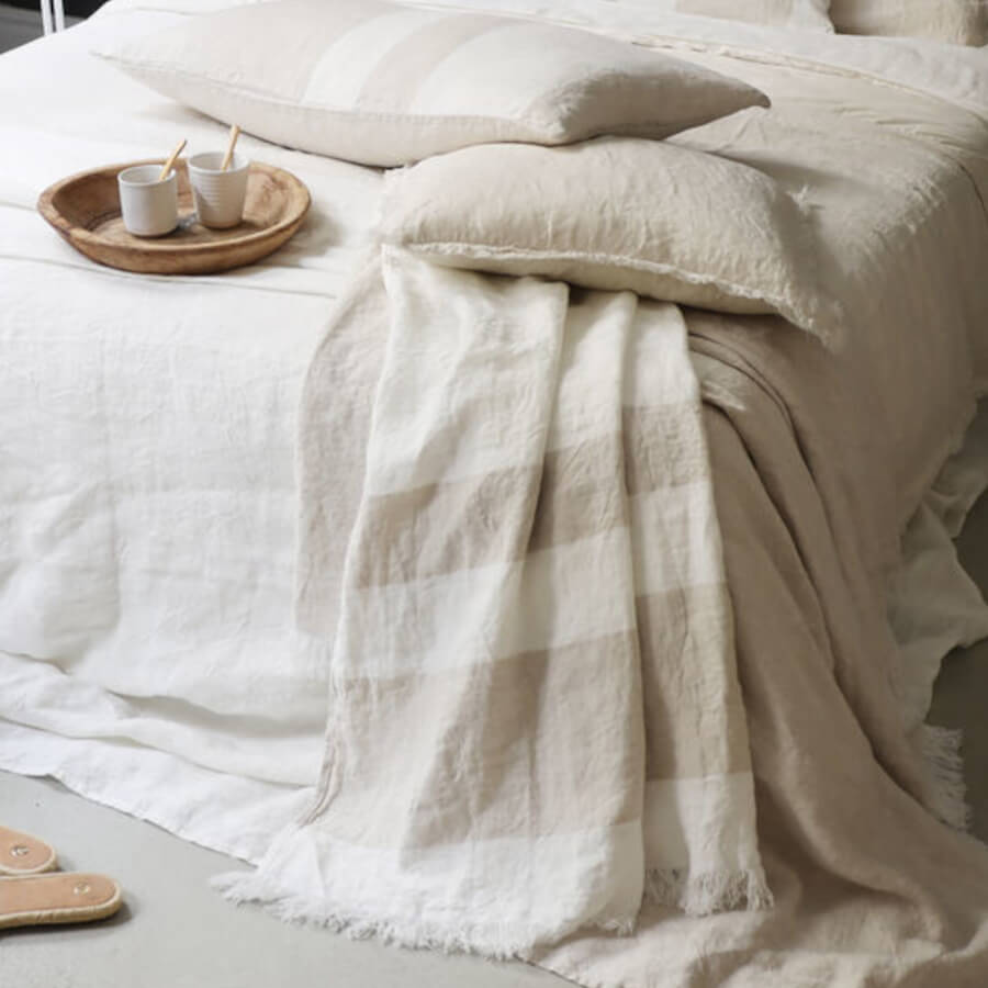Passion for Linen Kate Leichte Leinendecke/Plaid mit Fransen, Natur: Natürliche Leinendecke in Offwhite mit dekorativen Fransen.