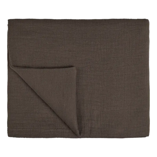 Tagesdecke Vandyck Pure 68 in Dark Truffle Dunkelbraun, gefaltet mit feiner Webstruktur und umgeschlagener Ecke
