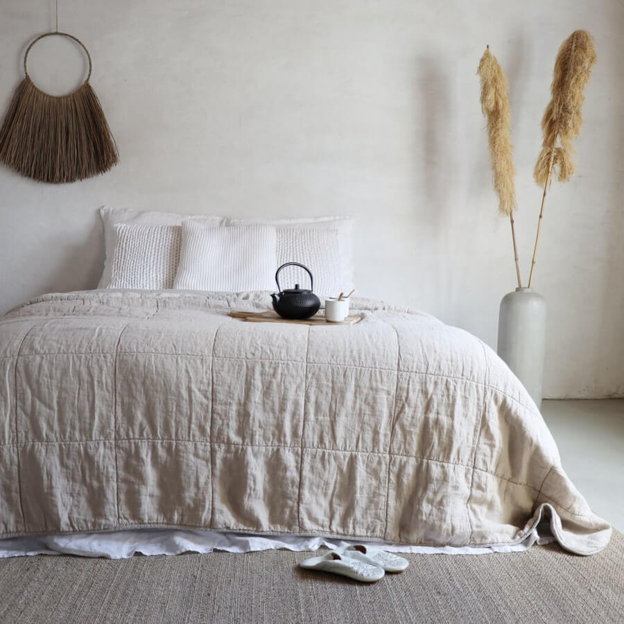 Leinen-Bettüberwurf in Sand: Die gesteppte Tagesdecke "Amy" von Passion for Linen ist ein stilvoller Blickfang.