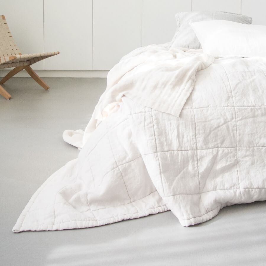 Leinen-Bettüberwurf in Weiß: Die gesteppte Tagesdecke "Amy" von Passion for Linen ist ein stilvoller Blickfang.