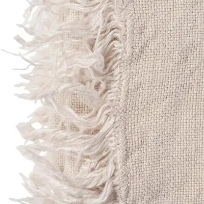Leinen-Decke Josephine in Beige mit kurzen Fransen von Passion for Linen – weiches und stilvolles Plaid für ein gemütliches Zuhause.
