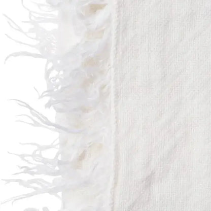 Leinen-Decke Josephine in Offwhite Weiß mit kurzen Fransen von Passion for Linen – weiches und stilvolles Plaid für ein gemütliches Zuhause.