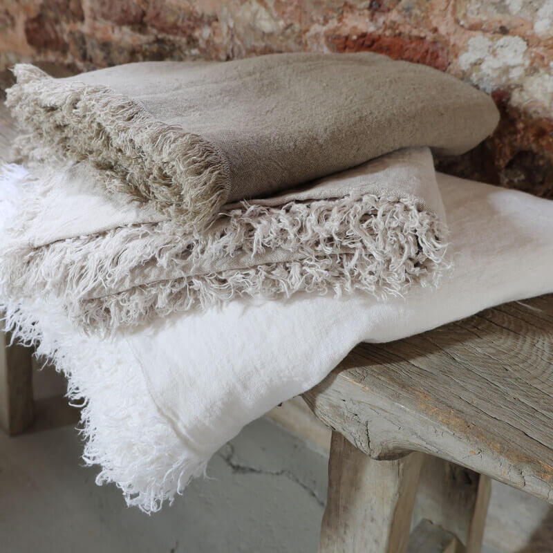 Leinendecke "Josephine" mit Fransen im Boho-Stil: Die Tagesdecke aus Leinen ist ein stilvolles Textil.