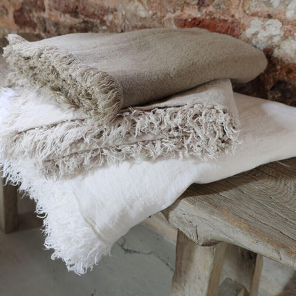 Leinendecke "Josephine" mit Fransen im Boho-Stil: Die Tagesdecke aus Leinen ist ein stilvolles Textil.