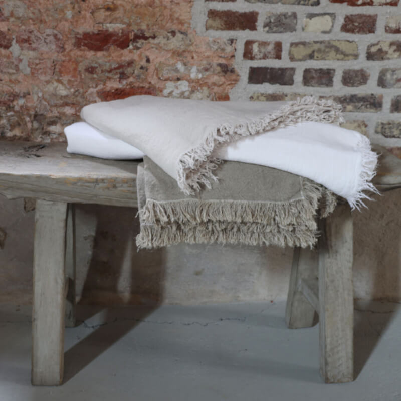 Leinendecke "Josephine" mit Fransen im Boho-Stil: Das Plaid aus Leinen ist ein stilvolles Textil.