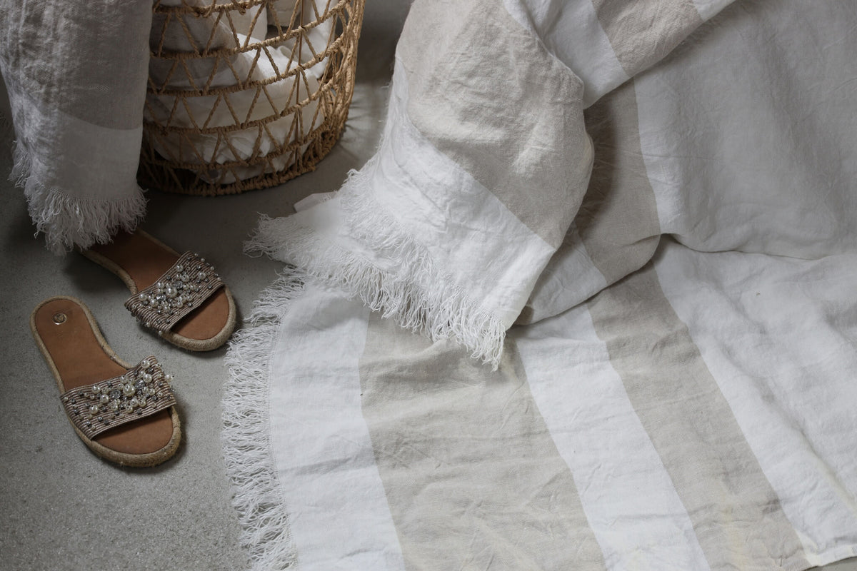 Passion for Linen Kate Leinendecke/Sofadecke mit Fransen, Natur: Vielseitige Leinendecke in Naturweiß mit Fransen für Wohn- oder Schlafbereich.