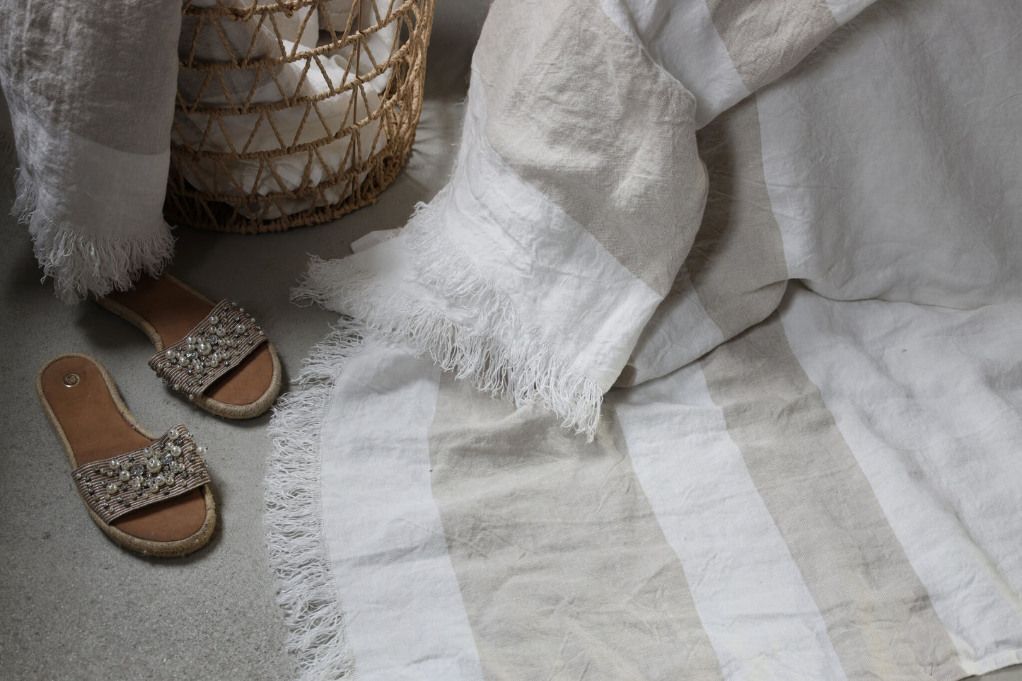 Passion for Linen Kate Leinendecke/Sofadecke mit Fransen, Natur: Vielseitige Leinendecke in Naturweiß mit Fransen für Wohn- oder Schlafbereich.