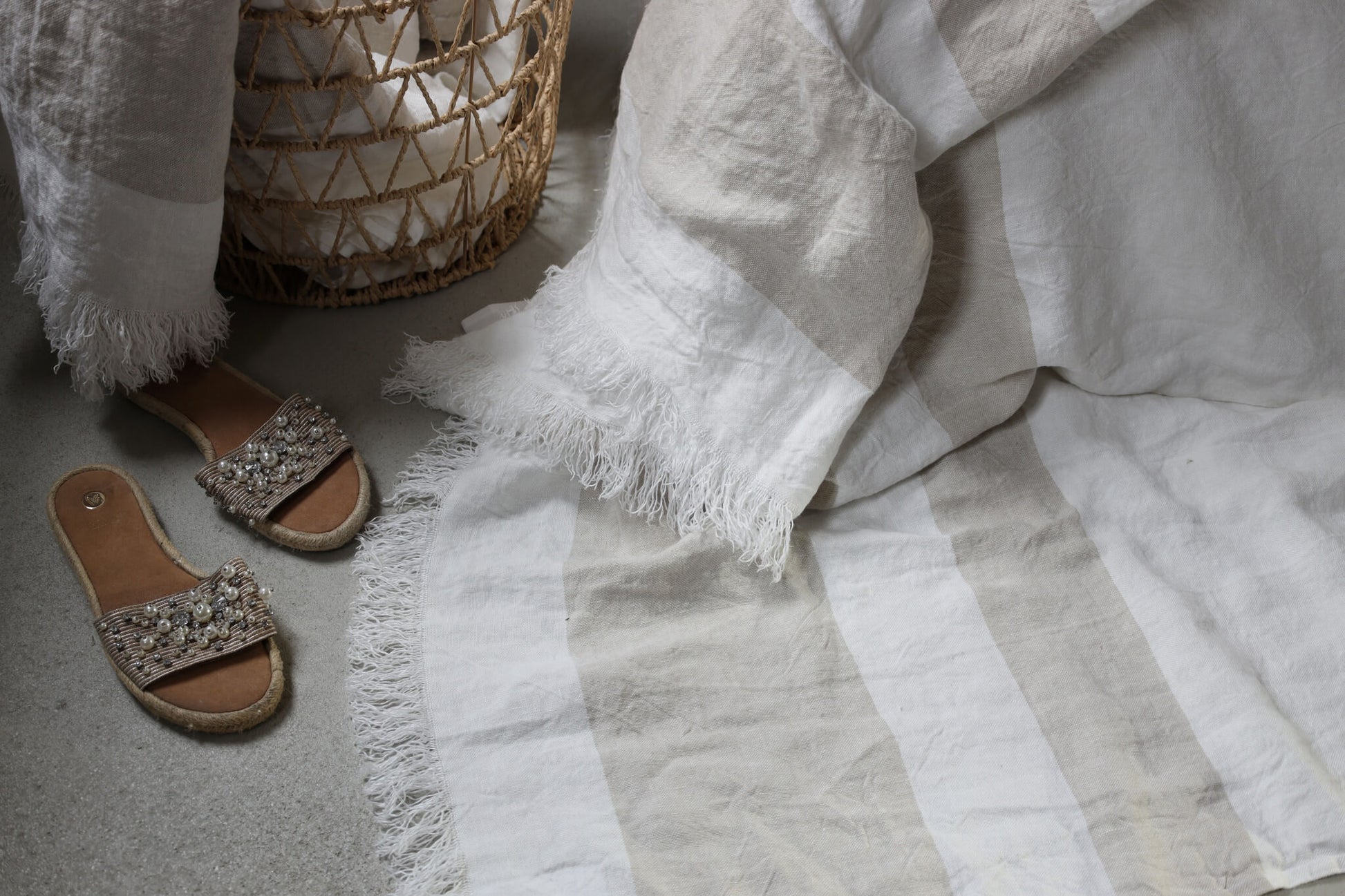Passion for Linen Kate Leinendecke/Sofadecke mit Fransen, Natur: Vielseitige Leinendecke in Naturweiß mit Fransen für Wohn- oder Schlafbereich.