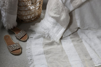Passion for Linen Kate Leinendecke/Sofadecke mit Fransen, Natur: Vielseitige Leinendecke in Naturweiß mit Fransen für Wohn- oder Schlafbereich.