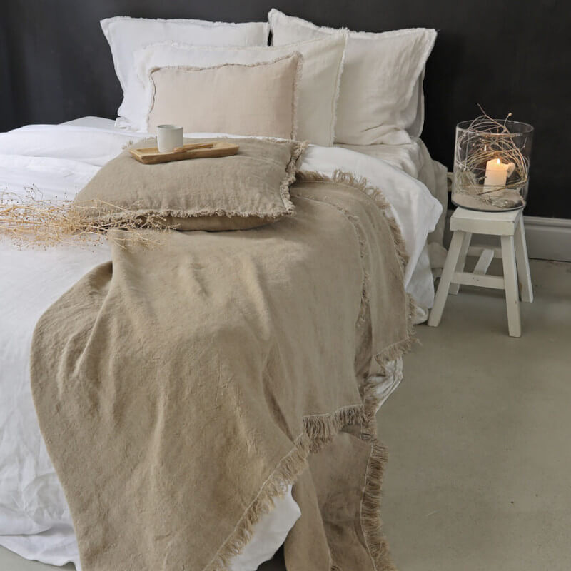 Leinendecke "Josephine": Die Tagesdecke mit passenden Kissen aus Leinen ist ein stilvolles Textil.