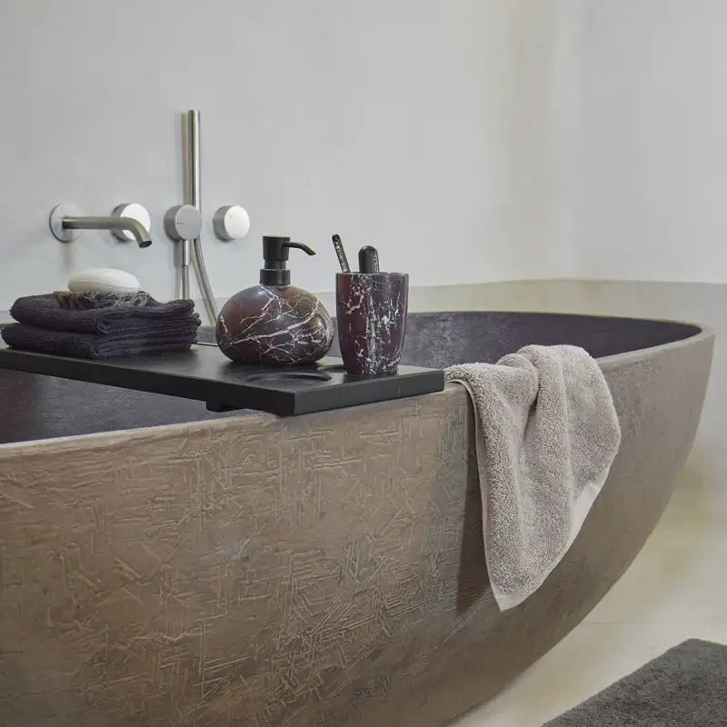 Badaccessoires-Set Mundo in Bordeaux Rot von Aquanova aus Marmor – Seifenspender, Becher und WC-Bürste für ein edles Badezimmer.