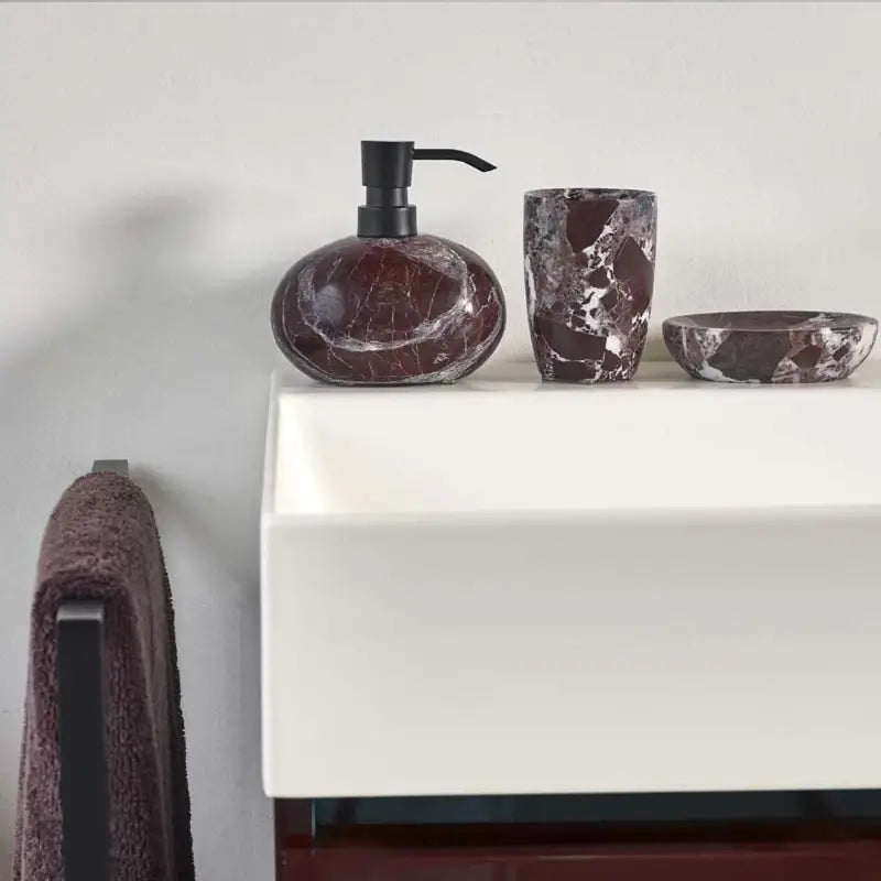 Hochwertiges Badaccessoires-Set Mundo in Bordeaux Rot von Aquanova aus Marmor – Seifenspender, Becher und WC-Bürste für ein edles Badezimmer.