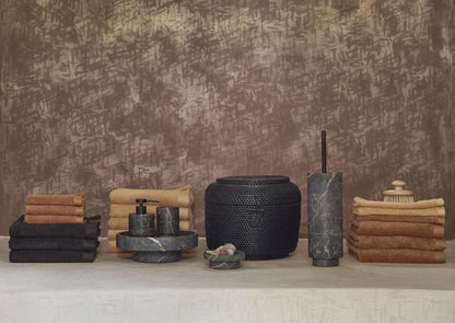 Marmor im Bad – natürliche Eleganz mit edlen Accessoires und harmonischem Badezimmerdesign