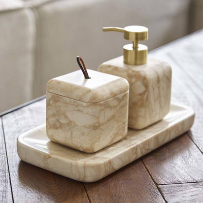 Moderne Badgestaltung mit gold-beigen Marmor Accessoires – luxuriöse Serie Blake