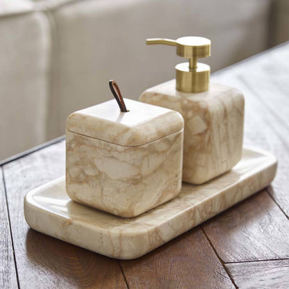 Moderne Badgestaltung mit gold-beigen Marmor Accessoires – luxuriöse Serie Blake