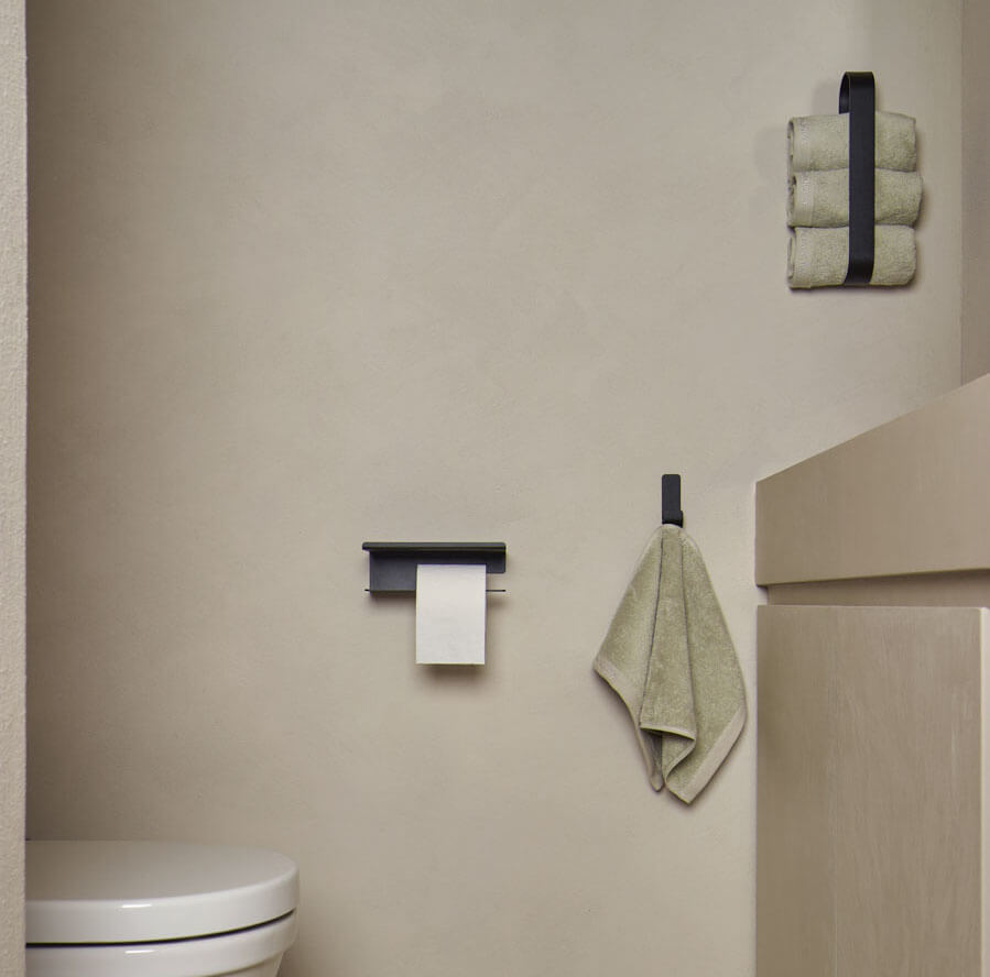 Hochwertige matt-schwarze Badaccessoires für ein modernes Badezimmerdesign.