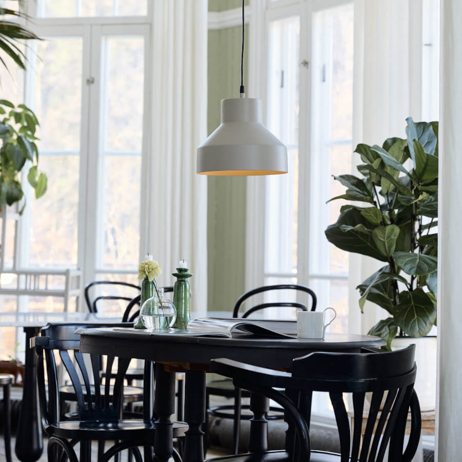 Mattlackierte Metall-Pendelleuchte in Beige: Die Hängeleuchte "Solo" von PR Home mit E27-LED ist ein stilvoller Blickfang.