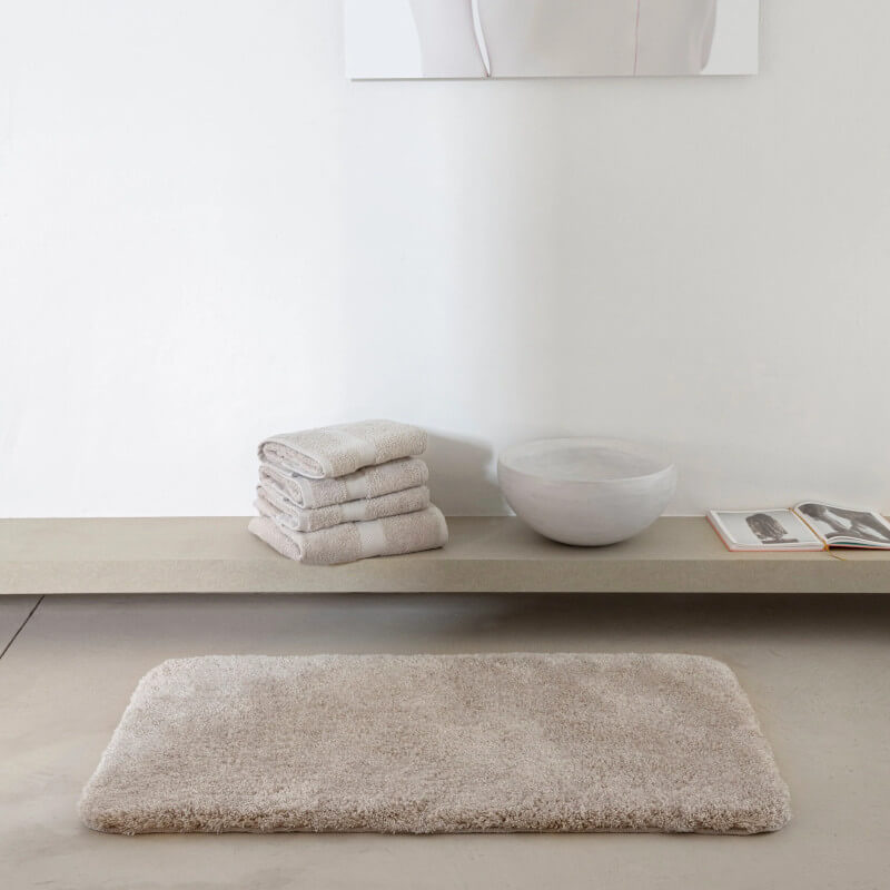 Kuscheliger Hochflor-Badteppich "Montana" in Sand-Taupe meliert – sicher fürs Bad.