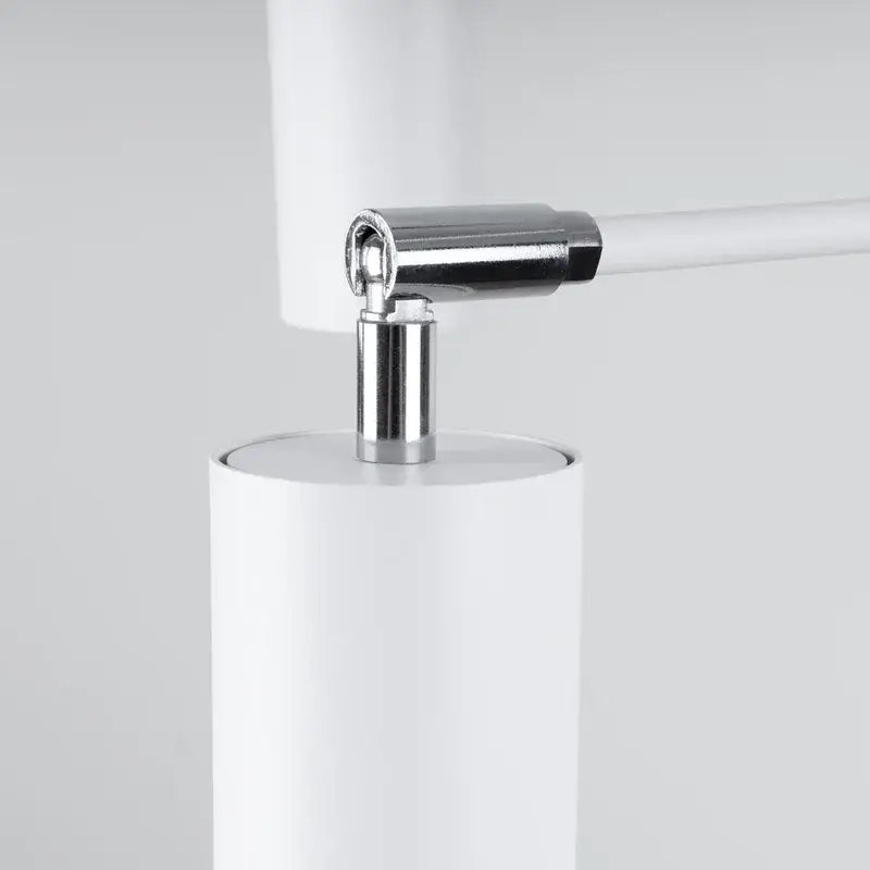 Detailaufnahme der weißen minimalistischen Pendelleuchte aus Metall mit matter Oberfläche
