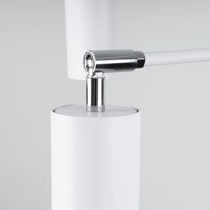 Detailaufnahme der weißen minimalistischen Pendelleuchte aus Metall mit matter Oberfläche