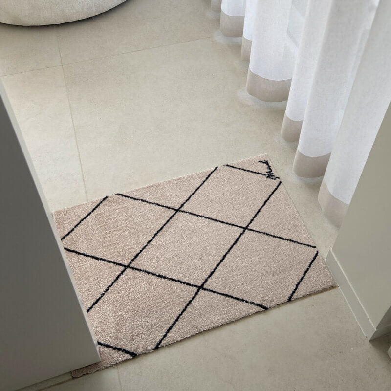 Modern gemusterte Badezimmermatte in Beige, Modell Claudie von Mad About Mats.