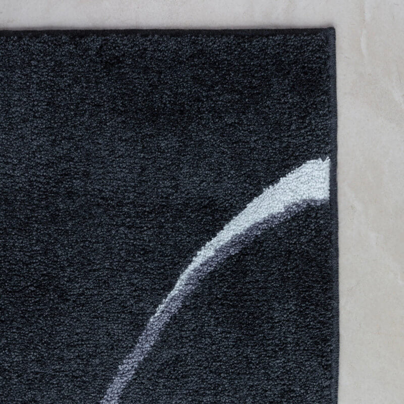 Modern gemusterter Badteppich in Dunkelgrau – weiche Hochflor Badematte Carve für ein stilvolles Badezimmer.