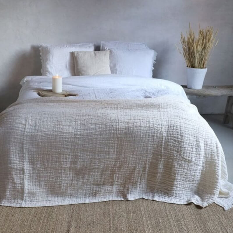 Moderne große Tagesdecke "Tessa" mit kurzen Fransen in Beige: Die Crinkle-Tagesdecke ist eine stilvolle Tagesdecke.