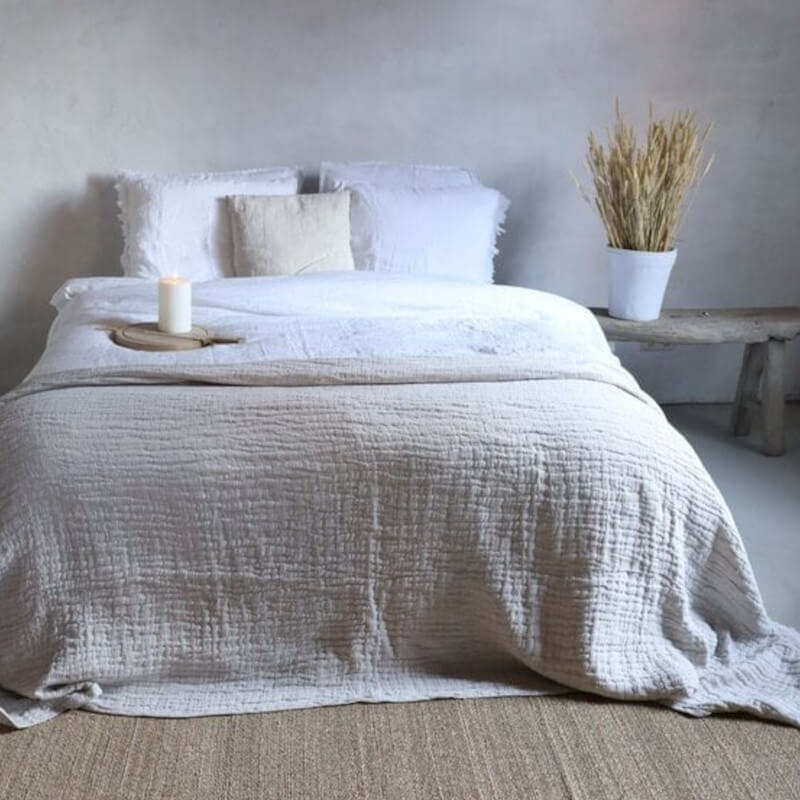 Moderne große Tagesdecke "Tessa" mit kurzen Fransen in Natur: Die Crinkle-Tagesdecke ist eine stilvolle Tagesdecke.
