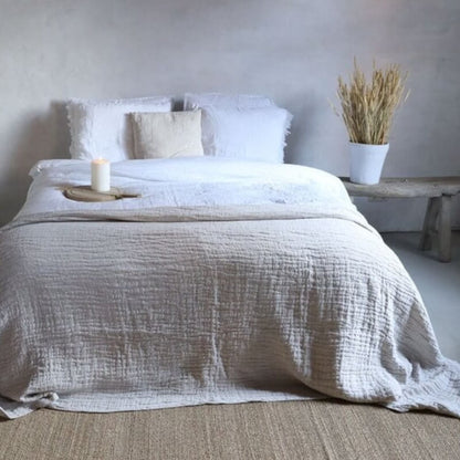 Moderne große Tagesdecke "Tessa" mit kurzen Fransen in Natur: Die Crinkle-Tagesdecke ist eine stilvolle Tagesdecke.