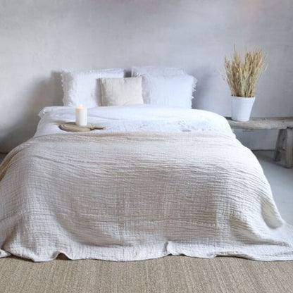 Moderne große Tagesdecke "Tessa" mit kurzen Fransen in Offwhite: Die Crinkle-Tagesdecke ist eine stilvolle Tagesdecke.