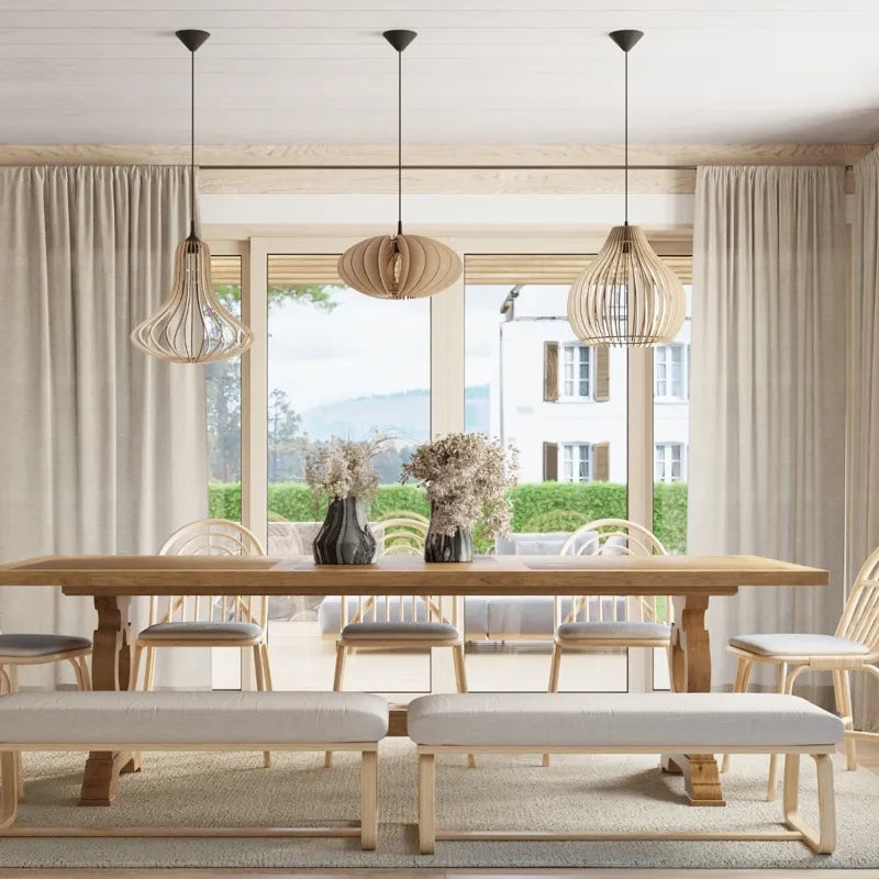 Japandi Esszimmer mit drei Holz-Hängeleuchten APRILLA über dem Massivholztisch