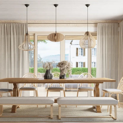 Japandi Esszimmer mit drei Holz-Hängeleuchten APRILLA über dem Massivholztisch