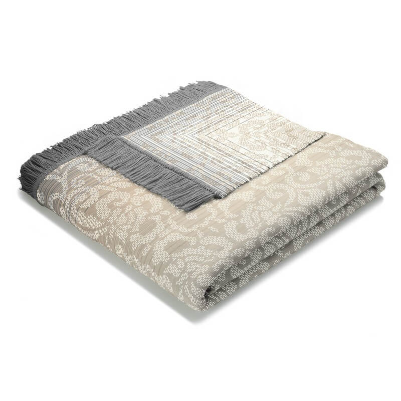 Moderne Kuscheldecke grau-beige mit Fransen – Plaid im orientalischen Muster