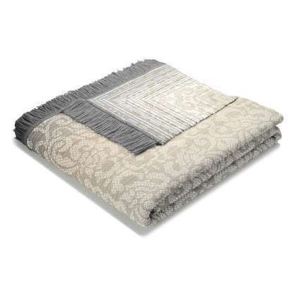 Moderne Kuscheldecke grau-beige mit Fransen – Plaid im orientalischen Muster