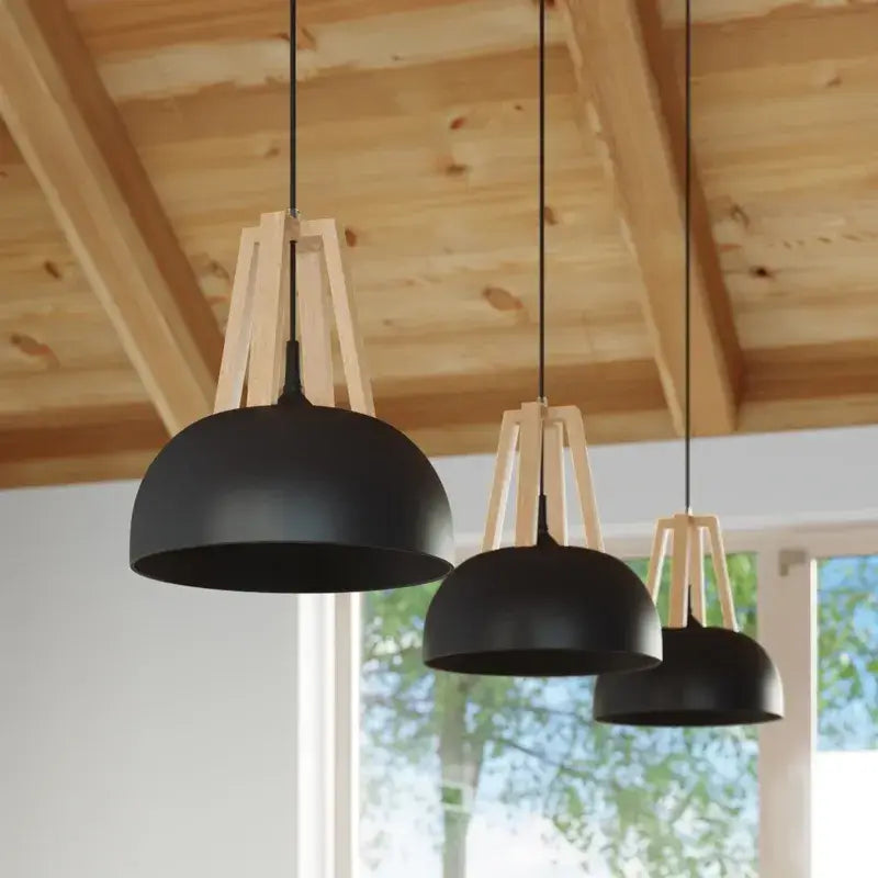 Schwarze Pendelleuchte CASCO mit Holzdetail in modernem Wohnambiente – klare Form, warmes Licht, ideal für Esszimmer und Küche.