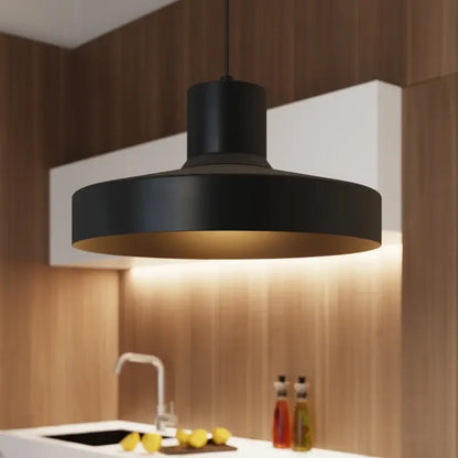 Moderne schwarze Metall-Pendelleuchte Bilo über Kücheninsel, stilvolle Hängeleuchte
